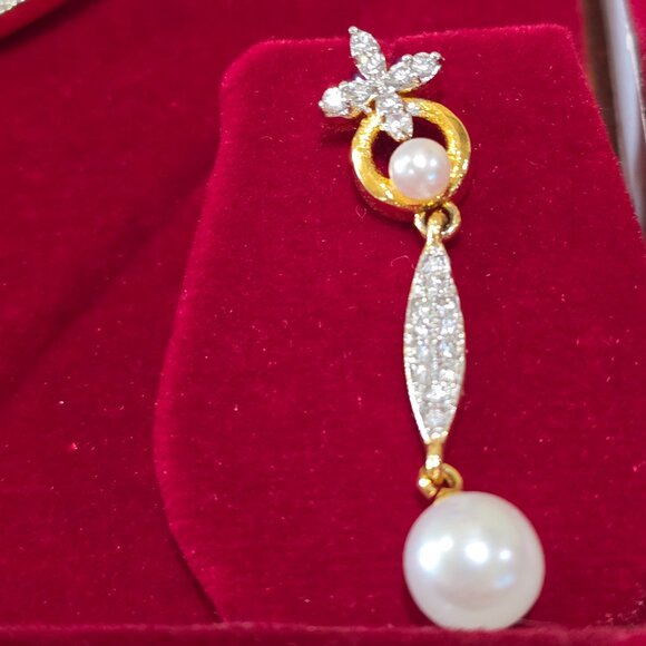 Delicate Indian Design Faux Pearl Rhinestone Gold Wedding Necklace Earrings Set - Picture 7 of 13